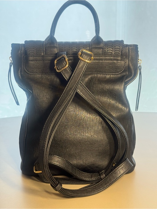 antik kraft black leather convertible backpack Nyra Webbing Strap Purse (Black) Crafted from vegan leather of the utmost quality Yara Convertible Backpack - Brown